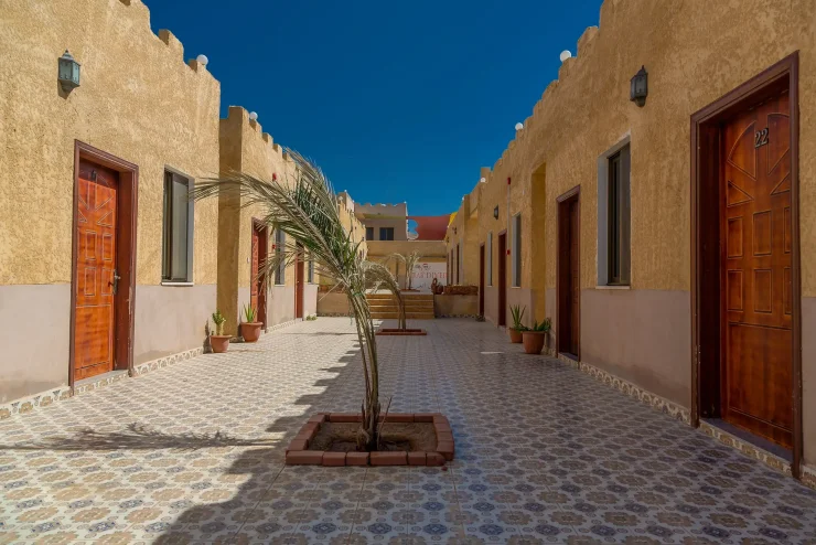 منظر للفناء الداخلي ومدخل الغرف